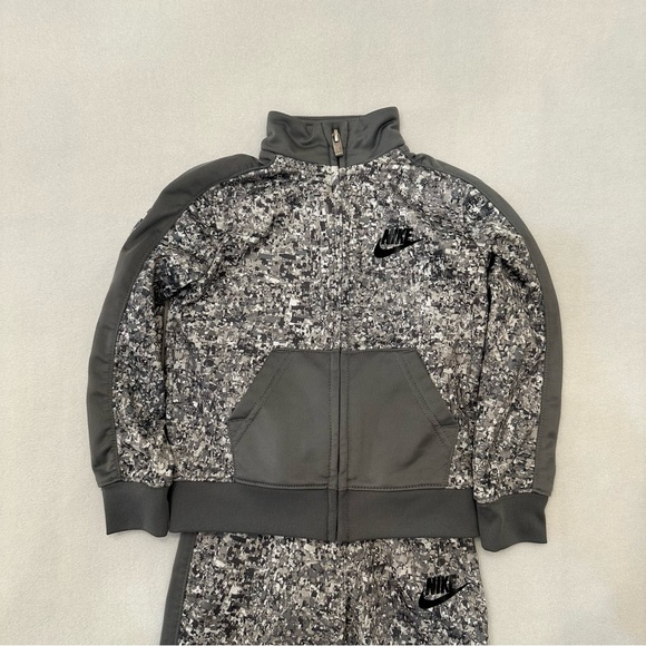 Nike Toddler Boy Camo Jogger and Zip Up Set Gray 2T - Picture 2 of 9